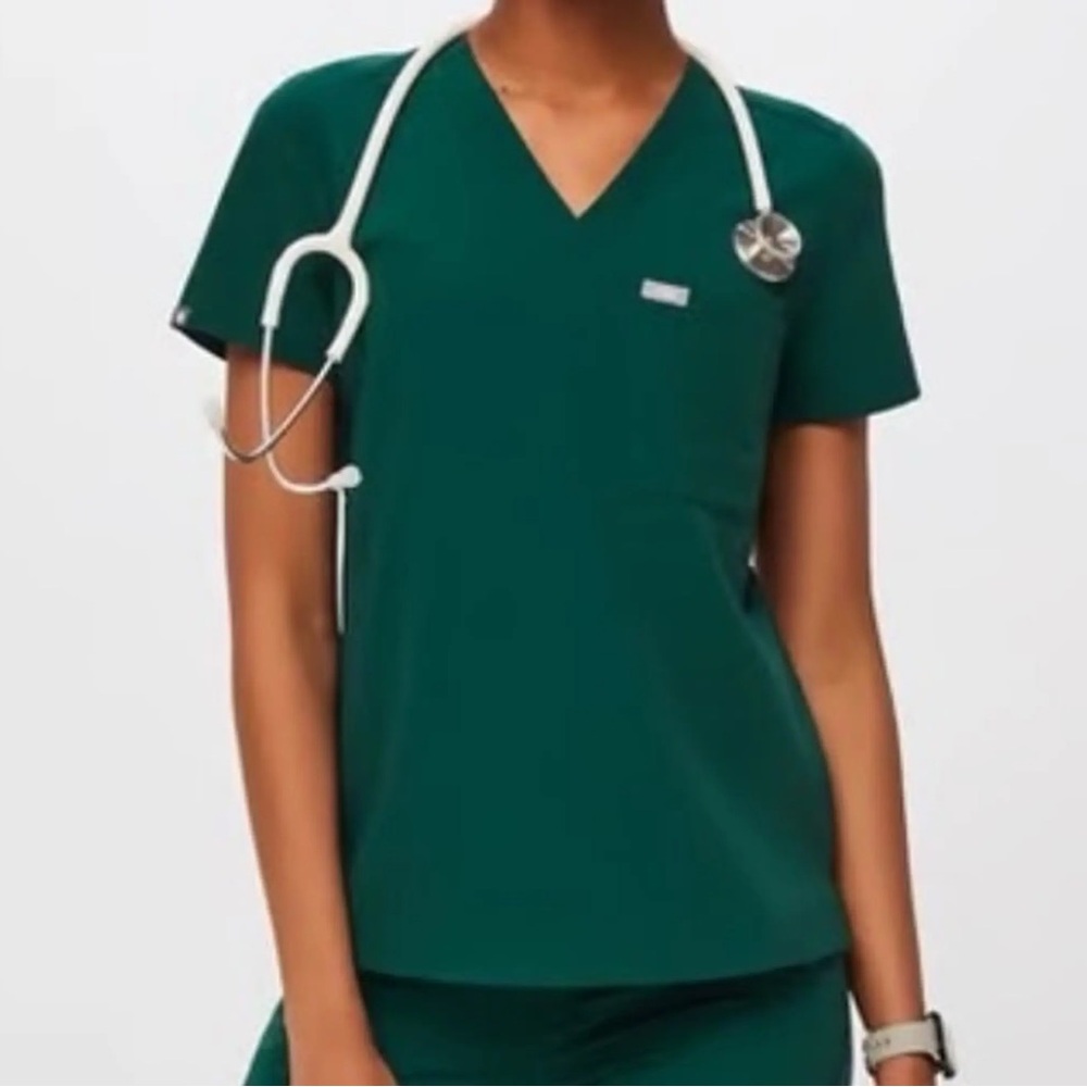 NWT FIGS Catarina One Pocket Scrub Top in Forest Green.